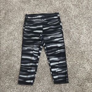 Athleta Black and Gray Patterned Capri Leggings